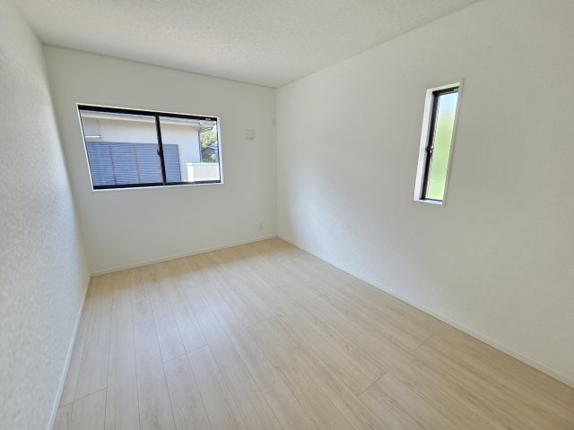 新築　太田市南ヶ丘町第2　1号棟　Cradle Gardenの洋室|現地写真　西側6帖の洋室。2面採光なので風通しがよく明るいお部屋です。