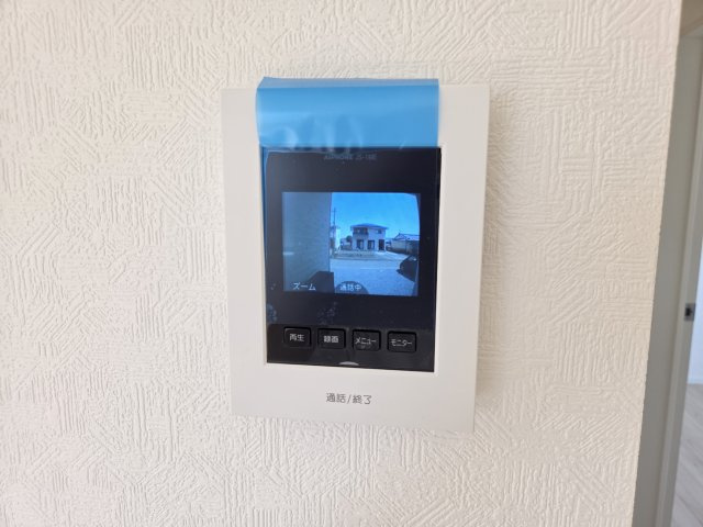 新築　太田市南ヶ丘町第2　1号棟　Cradle Gardenの防犯設備|現地写真　カラーTVモニター付きのドアホンがついています。お子様やご高齢の方がお留守番の時でも安心です！