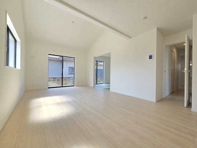 新築　太田市南ヶ丘町第2　1号棟　Cradle Gardenの居間・リビング|現地写真　対面式のキッチンなので、家事をしながらご家族とのコミュニケーションが取れるのが嬉しいですね！