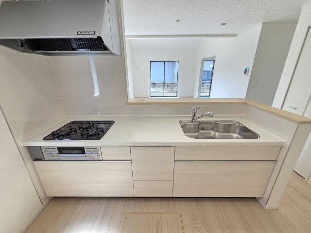 新築　太田市南ヶ丘町第2　1号棟　Cradle Gardenのキッチン|現地写真　2550ｍｍサイズのキッチンは作業スペースが広く使いやすいです！シンクも広々で洗い物も楽々♪