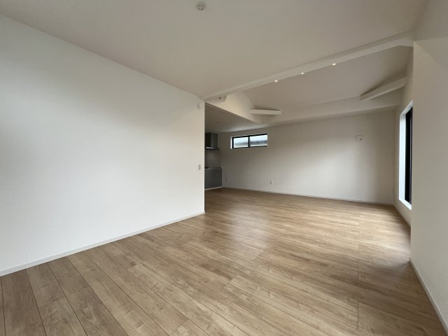 昭島市福島町　新築戸建全1棟の居間・リビング|大きなソファやおしゃれなダイニングセットなど、お気に入りのインテリアで家族団らんの時間がより一層充実して過ごせます。