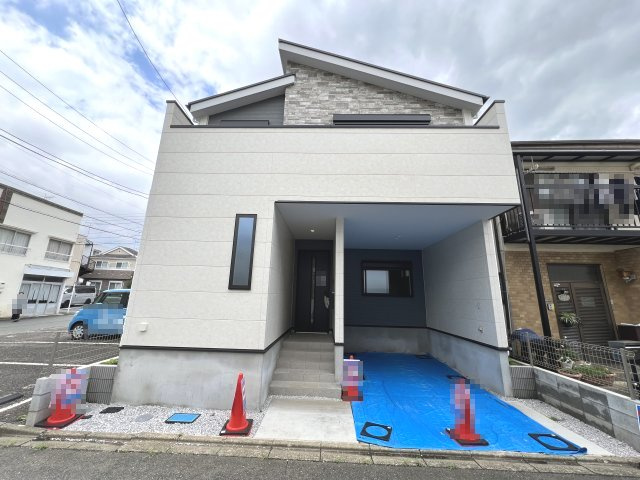 昭島市福島町　新築戸建全1棟の外観|大切な愛車を安心して保管できる、便利なガレージス付き。