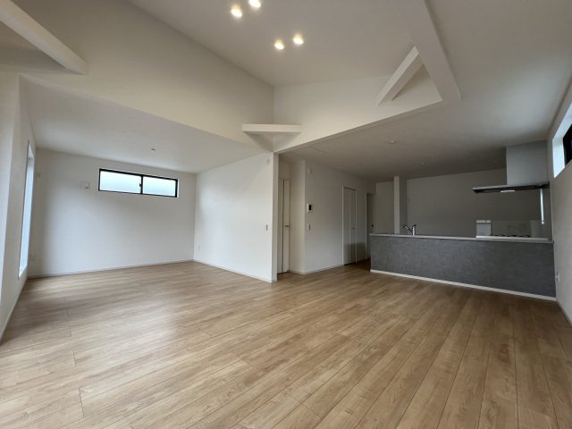 昭島市福島町　新築戸建全1棟の居間・リビング|家族が自然と集まる、約17.8帖のLDK＋約6.1帖の吹抜けを備えた開放的な空間。