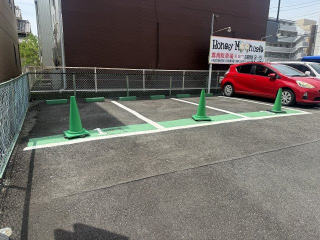 三栄ハイツの駐車場