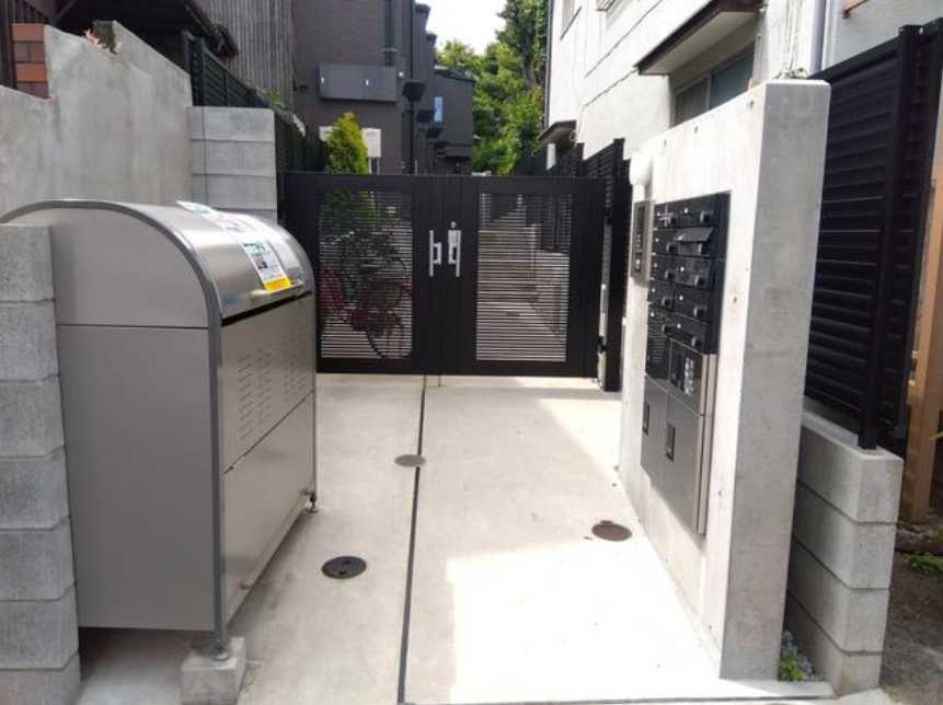 三茶レジデンス　築浅　駅近　ネット0　宅配BOXのエントランス