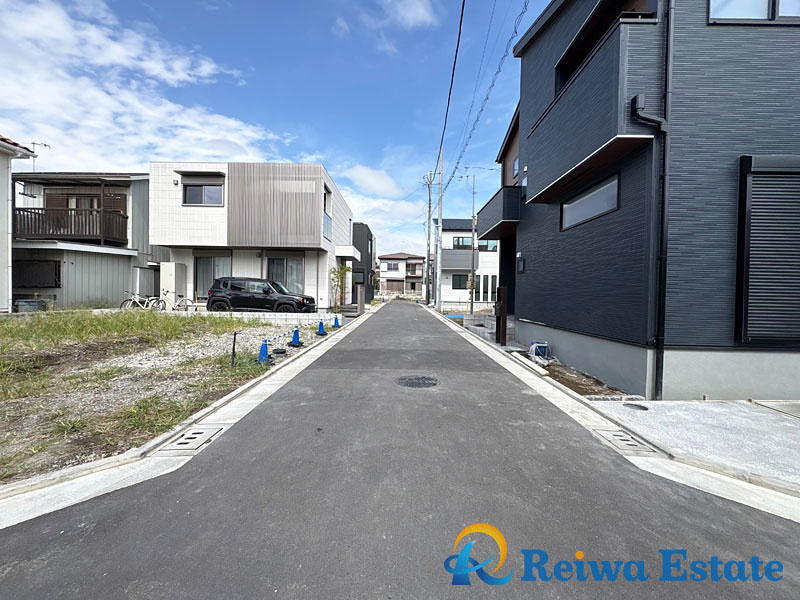 新築戸建　茅ヶ崎市ひばりが丘の前面道路含む現地写真