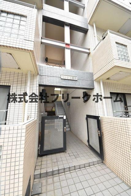 武蔵野市西久保３丁目の賃貸マンションのエントランス