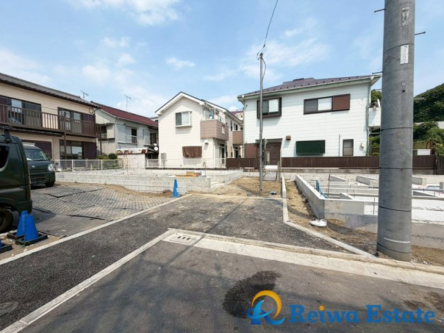 新築戸建　茅ヶ崎市ひばりが丘の前面道路含む現地写真