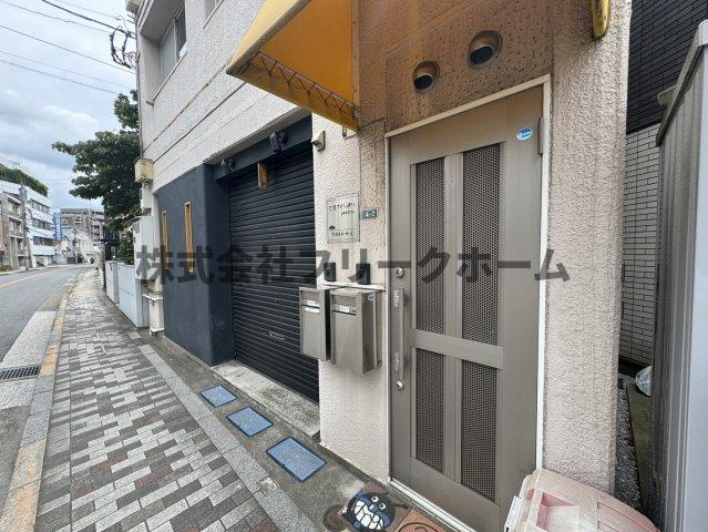 三鷹市下連雀４丁目の賃貸マンションのエントランス