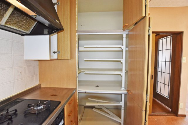 西宮市神園町中古一戸建て│4LDK+駐車2台可の収納|食品や日用品をストックできる収納棚を備えています。