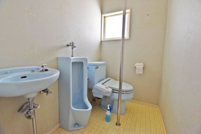 西宮市神園町中古一戸建て│4LDK+駐車2台可のトイレ|トイレにはウォシュレット機能が付いており、清潔で心地よくご利用いただけます。