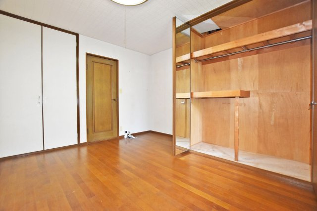 西宮市神園町中古一戸建て│4LDK+駐車2台可の収納|収納力のあるクローゼット付きで、上部棚には収納ボックスを使って季節物も整理できます。理想の住まいづくりに向けて、ご希望に応じたリフォームのご提案も可能です。