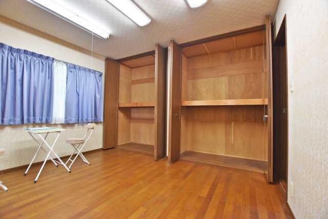 西宮市神園町中古一戸建て│4LDK+駐車2台可の収納|大容量のクローゼットが2箇所あり、衣類から季節物まで整理でき、室内を広くお使いいただけます。