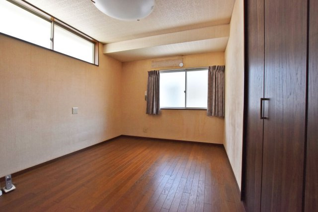 西宮市神園町中古一戸建て│4LDK+駐車2台可の洋室|2階洋室
2面採光・通風の窓配置で、風が心地よく抜けるお部屋です。