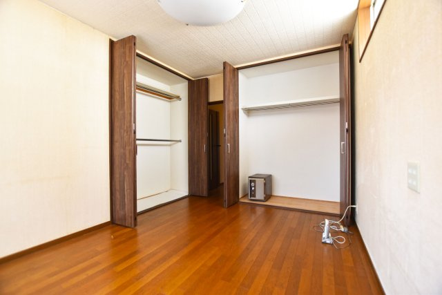 西宮市神園町中古一戸建て│4LDK+駐車2台可の収納|2階のお部屋にも収納力のあるクローゼットを2箇所設置。荷物をしっかり収納でき、居住空間を有効活用できます。