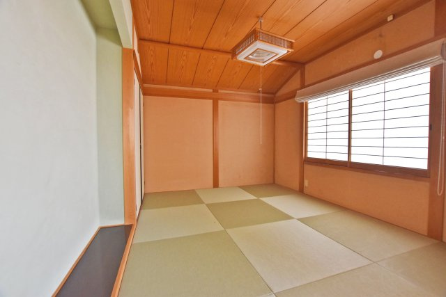 西宮市神園町中古一戸建て│4LDK+駐車2台可の和室|2階和室
和の趣を感じられる畳敷きの空間。お子様のお昼寝スペースや遊び場としても最適です。