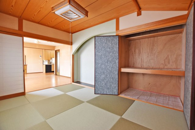 西宮市神園町中古一戸建て│4LDK+駐車2台可の和室|引き戸を閉めることで和室とリビングを分離でき、急な来客にも対応しやすい間取りです。