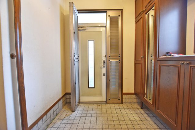 西宮市神園町中古一戸建て│4LDK+駐車2台可の玄関|玄関はゆとりある広さを確保し、靴の脱ぎ履きがしやすい設計です。全身を映せる姿見鏡付きで、お出掛け前の身だしなみ確認もスムーズです。