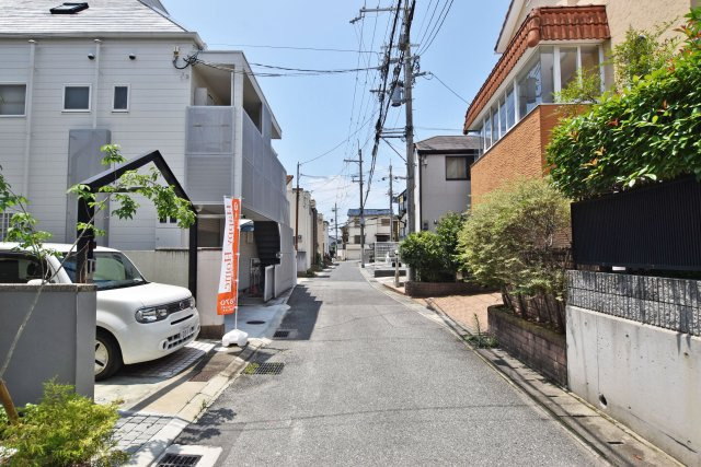 西宮市神園町中古一戸建て│4LDK+駐車2台可の前面道路含む現地写真|周辺にスーパー・コンビニがあり、生活施設が身近にそろった利便性の高い住環境です。
