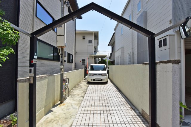 西宮市神園町中古一戸建て│4LDK+駐車2台可の駐車場|カースペースが2台分あり、日常使いも来客も安心です。