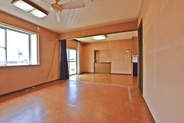 西宮市神園町中古一戸建て│4LDK+駐車2台可の居間・リビング|奥行きのある出窓が設けられており、室内をより広く感じられます。