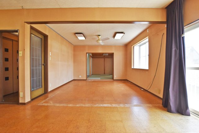 西宮市神園町中古一戸建て│4LDK+駐車2台可の居間・リビング|人が集まりたくなる開放的な空間が、毎日の暮らしをより豊かに彩ります。
