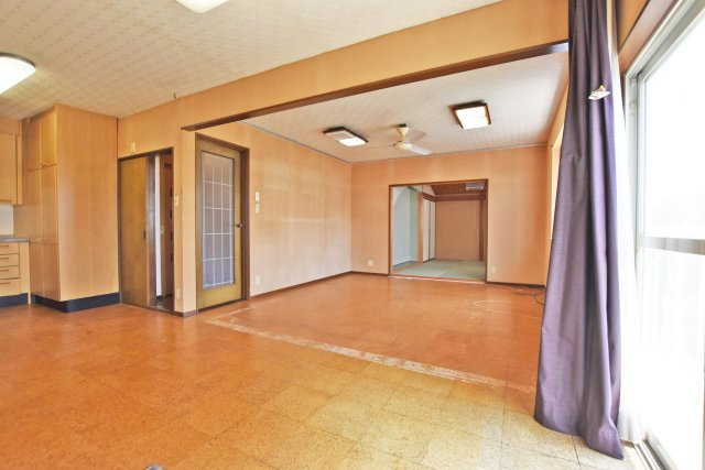 西宮市神園町中古一戸建て│4LDK+駐車2台可の居間・リビング|家具配置のしやすさと収納力を兼ね備えた、使い勝手の良い空間です。