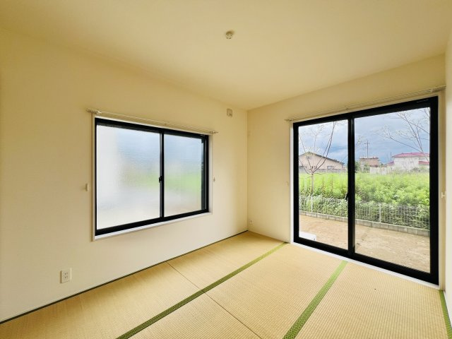 伊勢崎市境保泉の和室|リビングに隣接する和室は、キッズスペースや家事スペースとしても♪