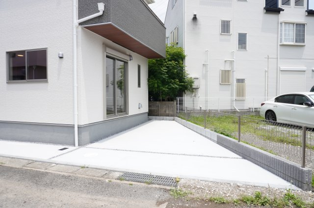 草加市両新田東町 新築分譲住宅の駐車場