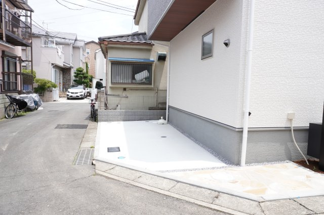 草加市両新田東町 新築分譲住宅の駐車場