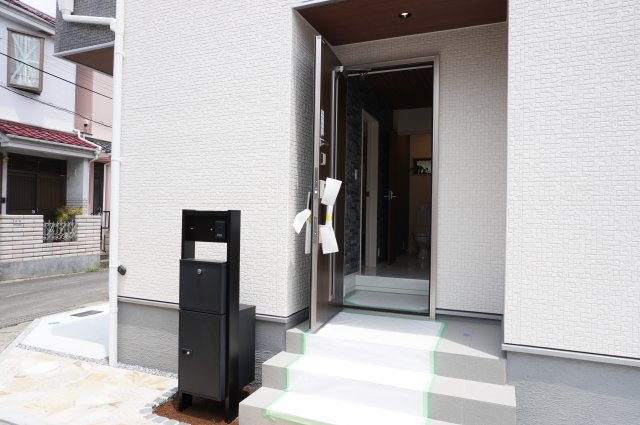 草加市両新田東町 新築分譲住宅の玄関