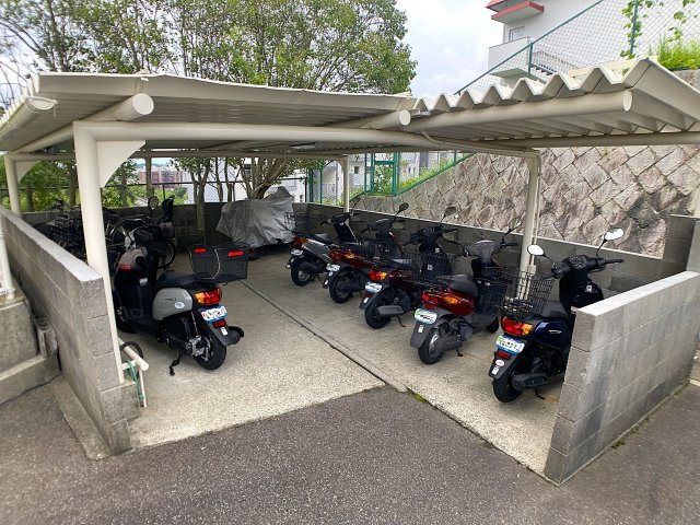 鈴蘭泉台第２ハウス1号棟のその他共用部分|屋根付きの駐輪スペース、バイクも置けます