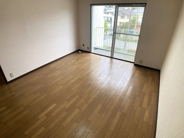 鈴蘭泉台第２ハウス1号棟の内装|洋室7.6帖の明るく、広々した洋室