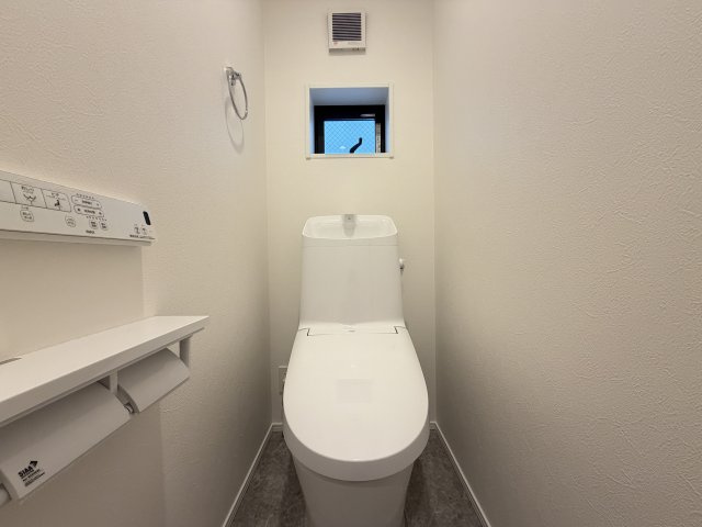 駅徒歩４分♪雨の中走ってみたけど、さすがに少し濡れるカモ！！でも、イタリア人なら全然気にならないレベル！！な、【泉区和泉中央南５丁目】新築戸建のトイレ|トイレも気になるポイント
