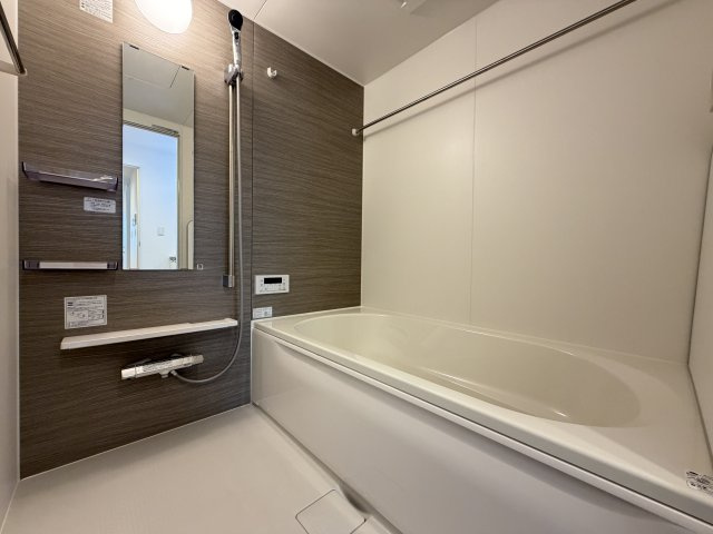 駅徒歩４分♪雨の中走ってみたけど、さすがに少し濡れるカモ！！でも、イタリア人なら全然気にならないレベル！！な、【泉区和泉中央南５丁目】新築戸建の浴室|きれいなお風呂です