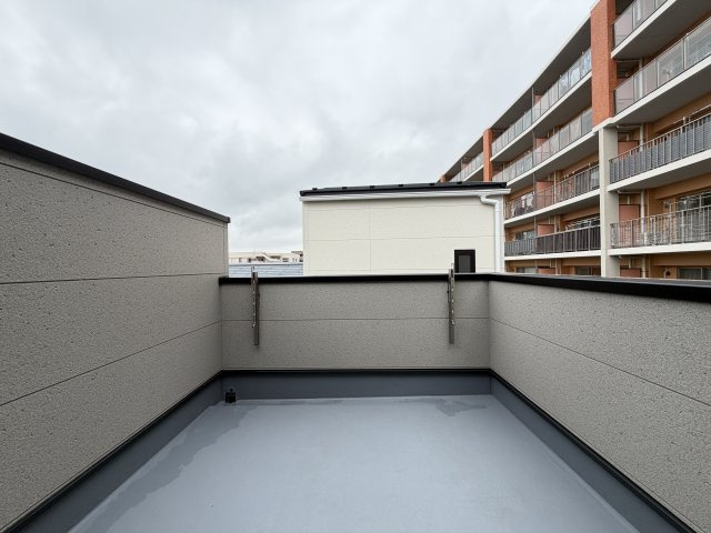 駅徒歩４分♪雨の中走ってみたけど、さすがに少し濡れるカモ！！でも、イタリア人なら全然気にならないレベル！！な、【泉区和泉中央南５丁目】新築戸建のバルコニー|バルコニー付きです