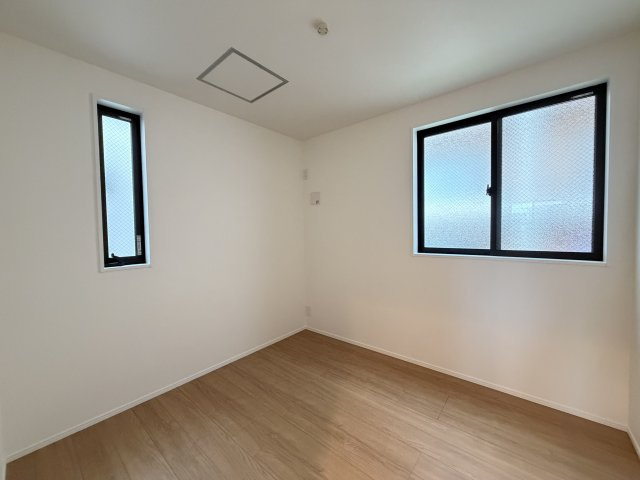 駅徒歩４分♪雨の中走ってみたけど、さすがに少し濡れるカモ！！でも、イタリア人なら全然気にならないレベル！！な、【泉区和泉中央南５丁目】新築戸建の洋室|広々とした洋室です