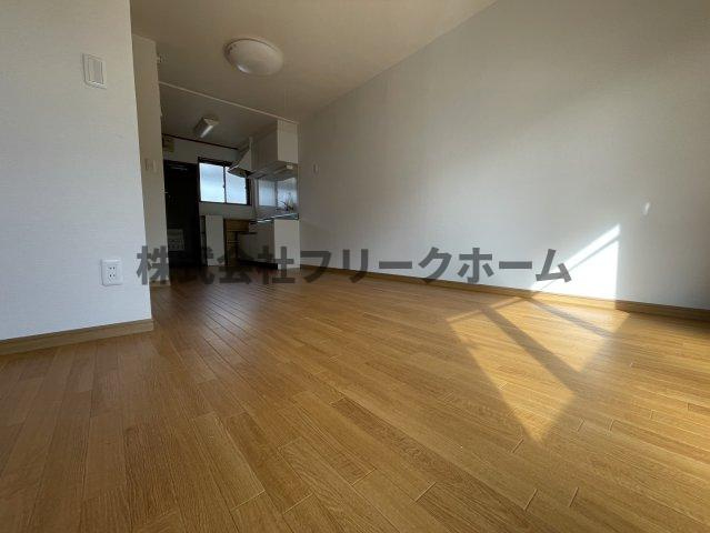 小金井市東町４丁目のアパートの居間・リビング