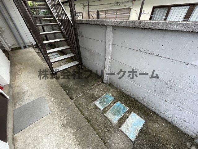 小金井市東町４丁目のアパートのエントランス