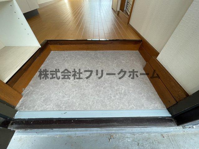 小金井市東町４丁目のアパートの玄関