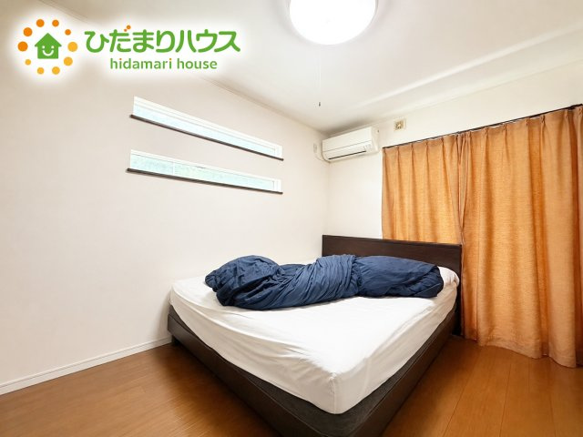 いわき市内郷高野町じゃく打　中古戸建　の寝室|バルコニーに面していて、たっぷり光りの入る明るい主寝室です！