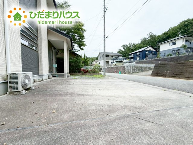 いわき市内郷高野町じゃく打　中古戸建　の駐車場|カースペース３台ＯＫ！来客用にもスペースを確保できて安心ですね(^^)/