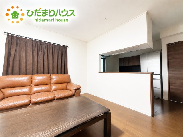 いわき市内郷高野町じゃく打　中古戸建　の居間・リビング|お子様が元気に遊べる広々としたリビングです。
