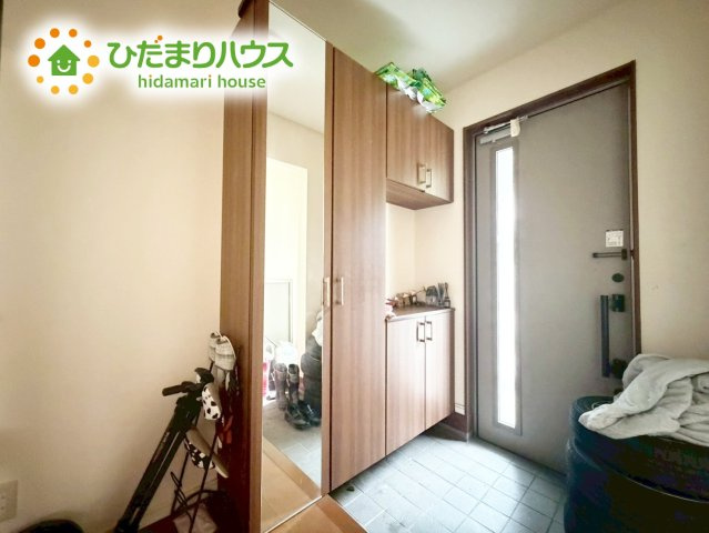 いわき市内郷高野町じゃく打　中古戸建　の玄関|シューズクロークは、レインコートやベビーカー、ゴルフバッグなど大きな荷物を置けるので、
いつでも玄関を綺麗に保てます(*^-^*)