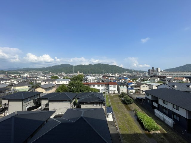 パークハウス中筋＆ガーデンの展望|5階という高さと両面バルコニーのため、駅近でありながら風が通り抜け、視界が開ける心地よい眺望です。