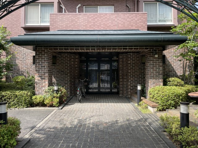 パークハウス中筋＆ガーデンのエントランス|色褪せないレンガ調タイルの外観です。オートロックや、エレベーターは複数あり、快適で安心です。