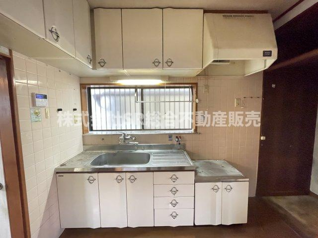 新池島町1丁目中古戸建のキッチン|キッチンには窓もあり、換気がバッチリとできます♪