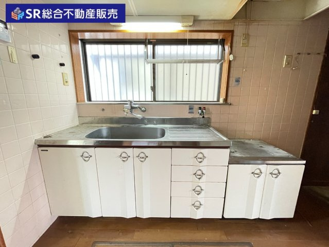 新池島町1丁目中古戸建のキッチン|キッチンには窓もあり、換気がバッチリとできます♪