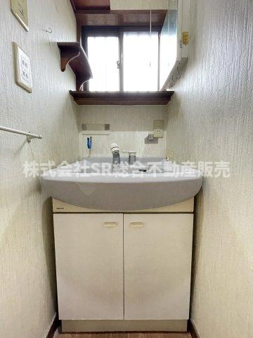 新池島町1丁目中古戸建の独立洗面台|温水シャワー付洗面化粧台があり朝の支度も楽々です☆