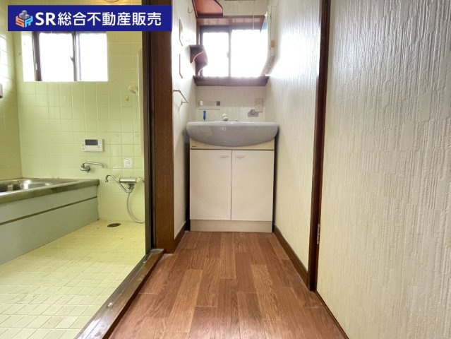 新池島町1丁目中古戸建の独立洗面台|温水シャワー付洗面化粧台があり朝の支度も楽々です☆